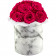Růžové věčné růže bouquet v malém bílém mramorovém flowerboxu