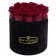 Červené věčné růže v černém kulatém flowerboxu