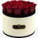 Červené věčné růže ve velkém béžovém flowerboxu