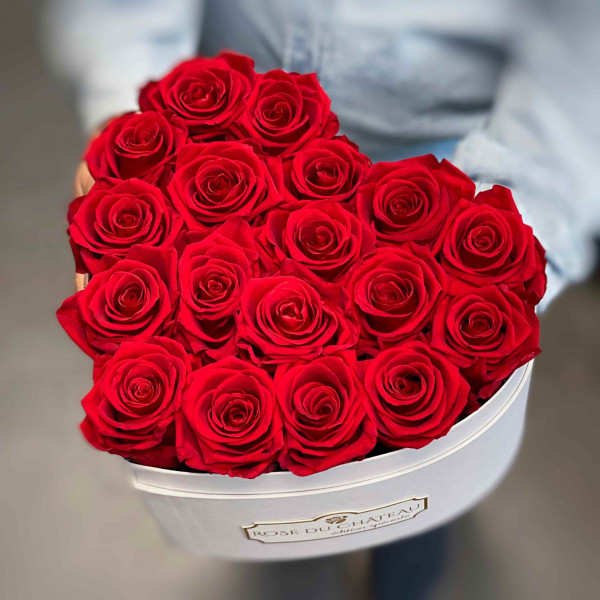 Rote Ewige Rosen in weißer Herzbox