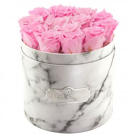 Zartrosafarbene Ewige Rosen in weißer marmorierter Rundbox