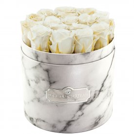 Weiße Ewige Rosen in weißer marmorierter Rundbox
